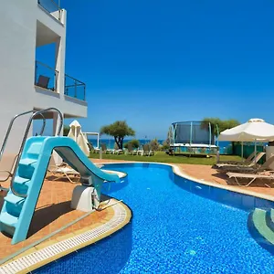 Βίλα Seafront, Πρωταράς