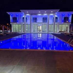 Βίλα Maxor Palace, Πρωταράς