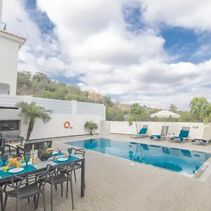 Βίλα Casa De Nicole, Πρωταράς